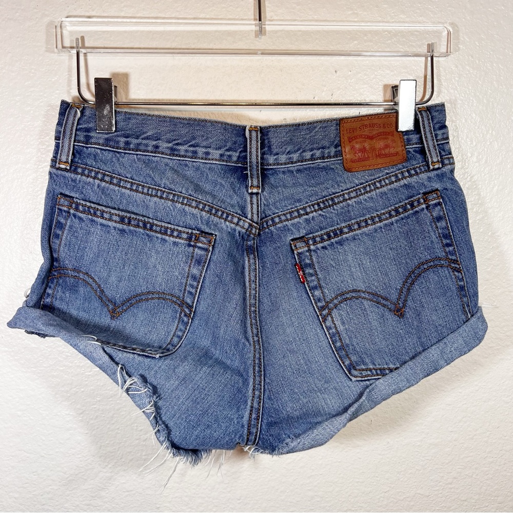 LEVI’S cut off jean shorts